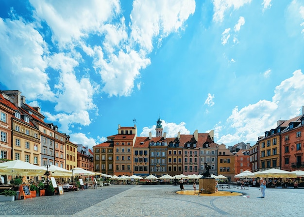 Varsavia, Polonia - 30 luglio 2018: Persone alla statua della sirena Syrenka nella piazza del mercato della Città Vecchia a Varsavia, in Polonia