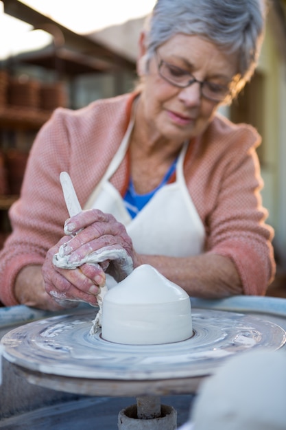 Vasaio femminile che fa un vaso