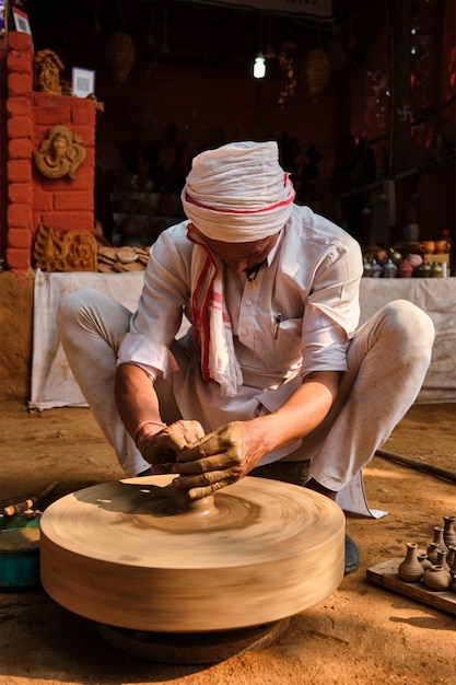 Vasaio indiano al lavoro, Shilpagram, Udaipur, Rajasthan, India