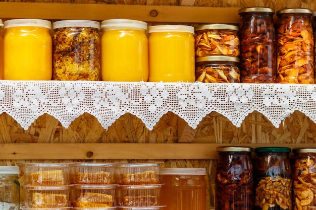 Vasetti di diverse varietà di miele su uno scaffale