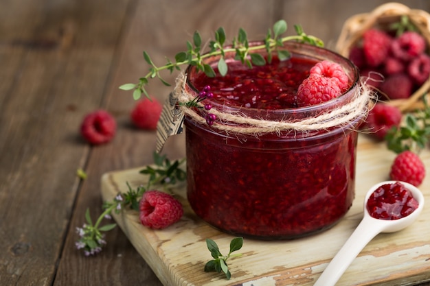 vasetti di vetro con marmellata fatta in casa rosso scuro lampone o gelatina Conservazione. Marmellata di lamponi.