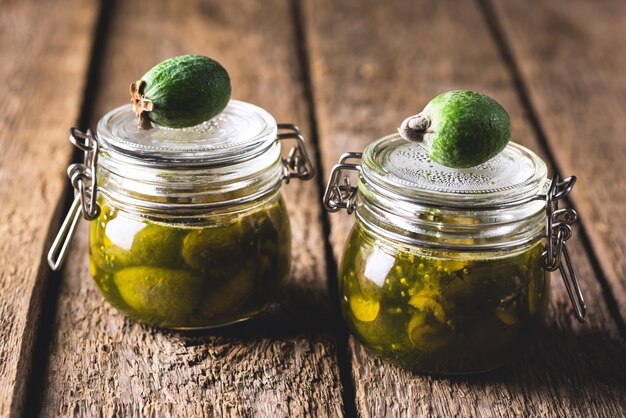 Vasetti di vetro di gustosa marmellata di Feijoa fatta in casa su fondo di legno Dessert orizzontale