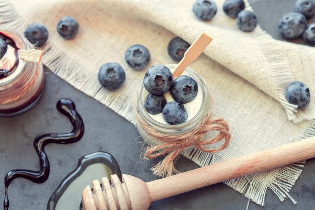 Vasetti di yogurt con mirtilli, miele e cioccolato