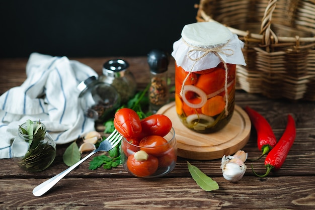 Vasetti fatti in casa di pomodori marinati. Prodotto in salamoia e in scatola. Concetto di vegetarismo