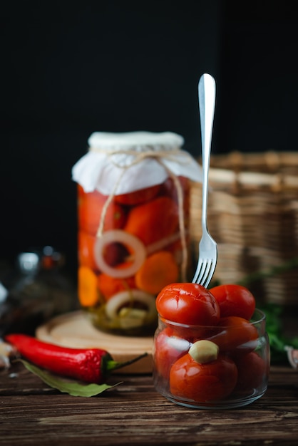 Vasetti fatti in casa di pomodori marinati. Prodotto in salamoia e in scatola. Concetto di vegetarismo