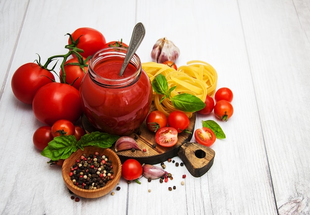 Vasetto con salsa di pomodoro