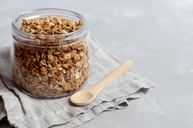 Vasetto di muesli di farina d'avena fatta in casa