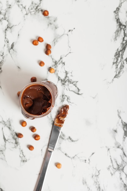 Vasetto di pasta al cioccolato con noci