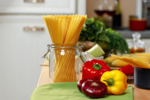 Vasetto di vetro di pasta secca sul bancone della cucina