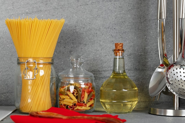 Vasetto di vetro di pasta secca sul bancone della cucina