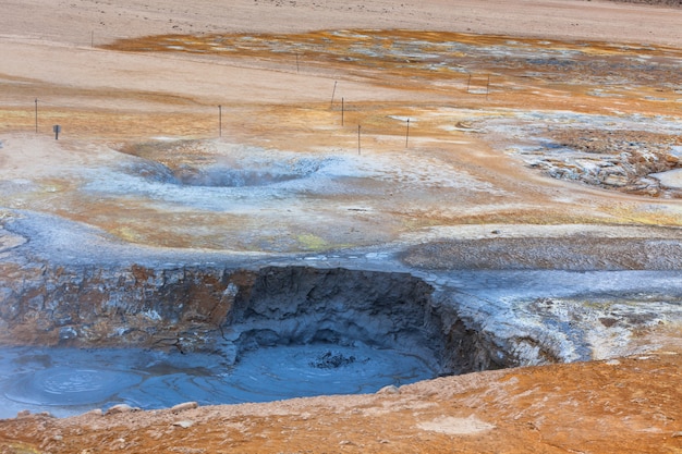 Vasi di fango caldi nell'area geotermica Hverir, Islanda