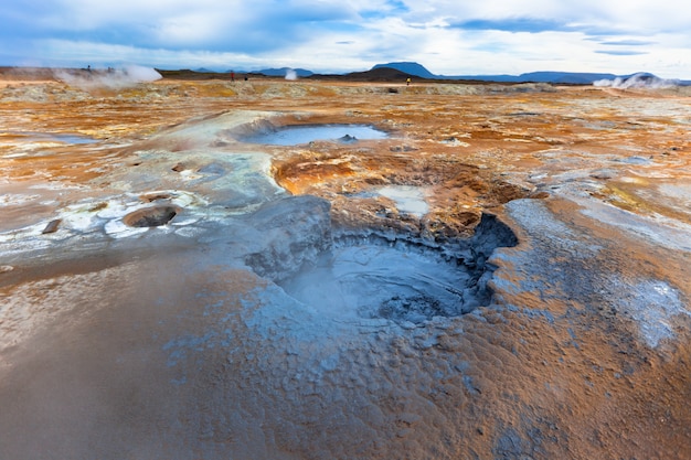 Vasi di fango caldi nell'area geotermica Hverir, Islanda