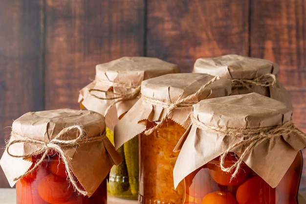 Vasi di verdure fermentate su fondo in legno Cetrioli in scatola fatti in casa pomodori e crauti