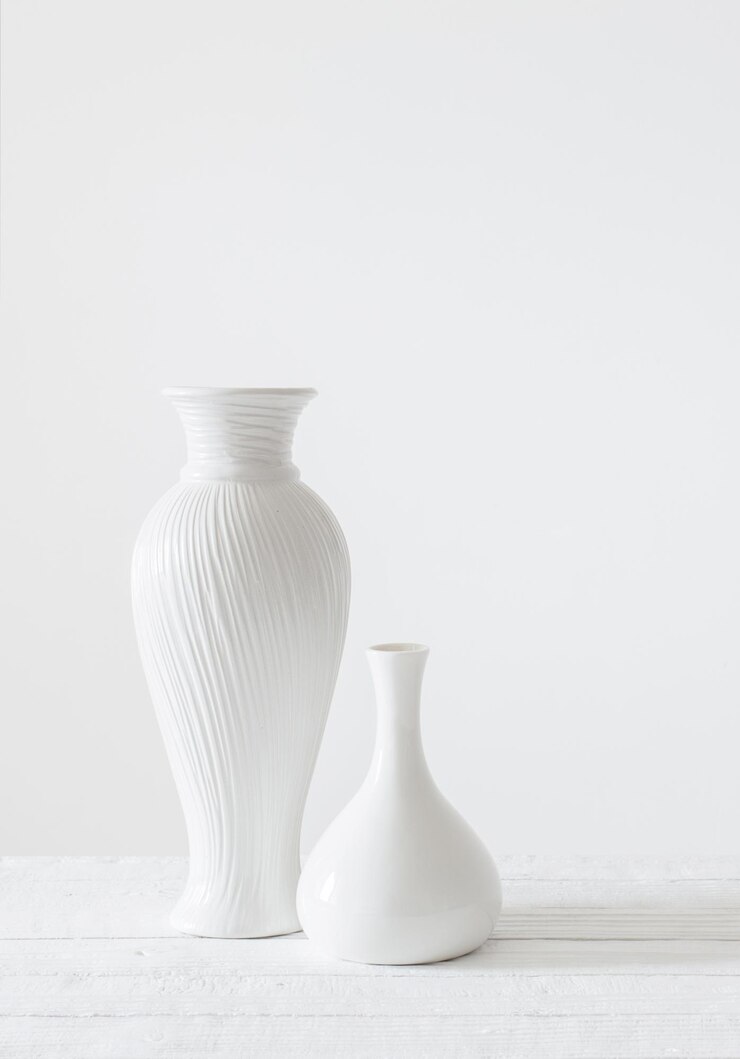 Foto vasi in ceramica bianca su sfondo bianco