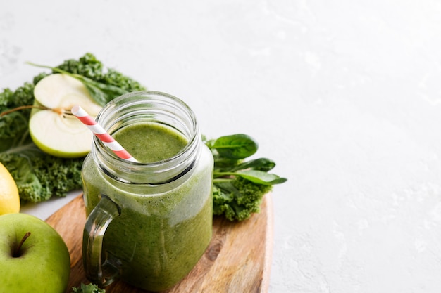 Vaso appena preparato del frullato verde, fine in su.