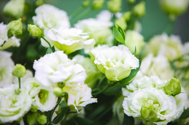 Vaso bianco con fiori in un ristorante Cesto con fiori kibana floristica matrimonio