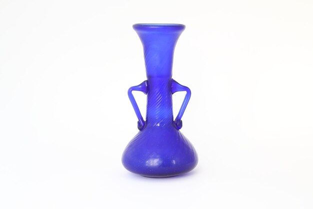 vaso blu su sfondo bianco