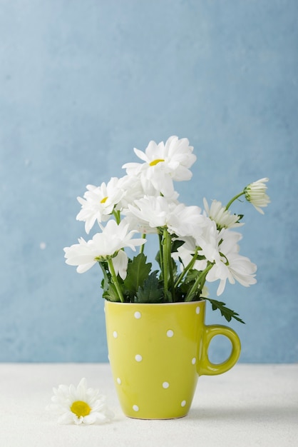 Vaso colorato con bouquet di fiori