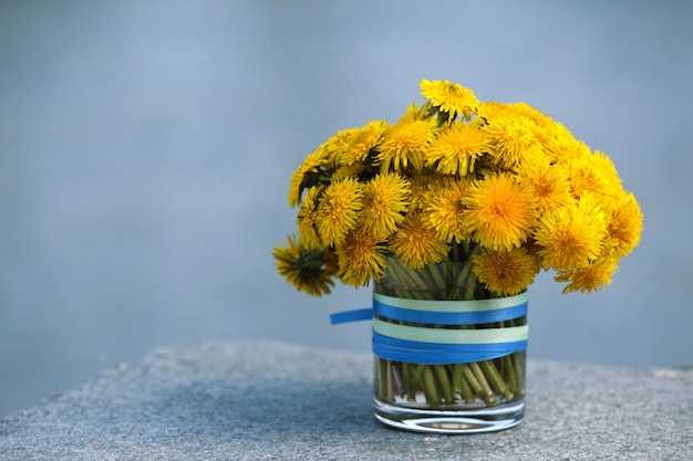 Vaso con bouquet di denti di leone