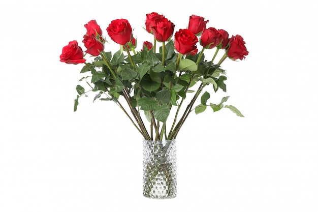 Vaso con bouquet di rose rosse isolato su sfondo bianco