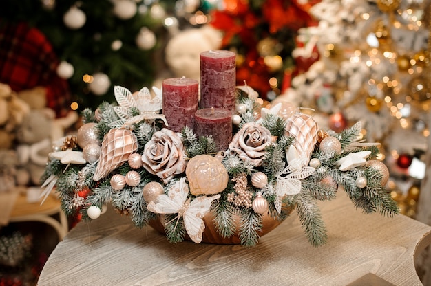 Vaso con composizione di decorazioni natalizie di fiori e candele