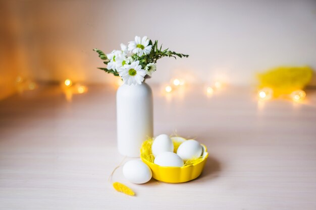 Vaso con fiori e uova di Pasqua con boken. Sfondo di Pasqua