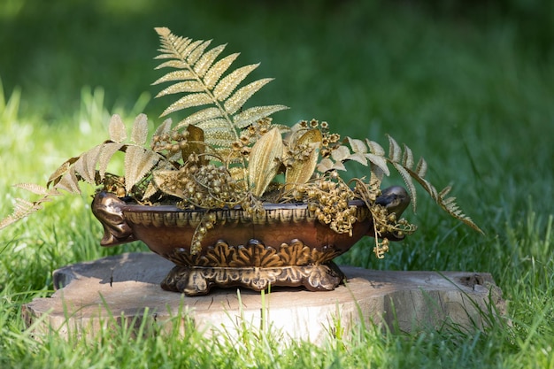 vaso con foglie decorative dorate