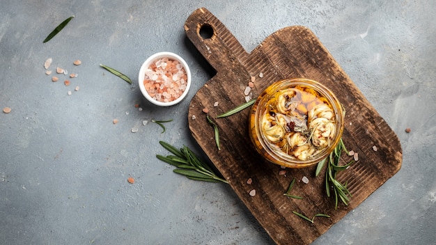 Vaso con formaggio marinato in olio. Ecologia ed eco-prodotti, cibo gustoso e sano. formaggio fatto a mano. banner, menu, posto ricetta per testo, vista dall'alto.