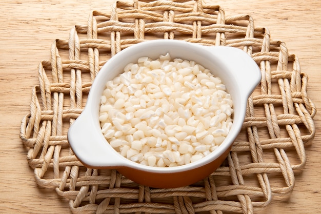 Vaso con grano - materia prima per la preparazione di piatti - hominy