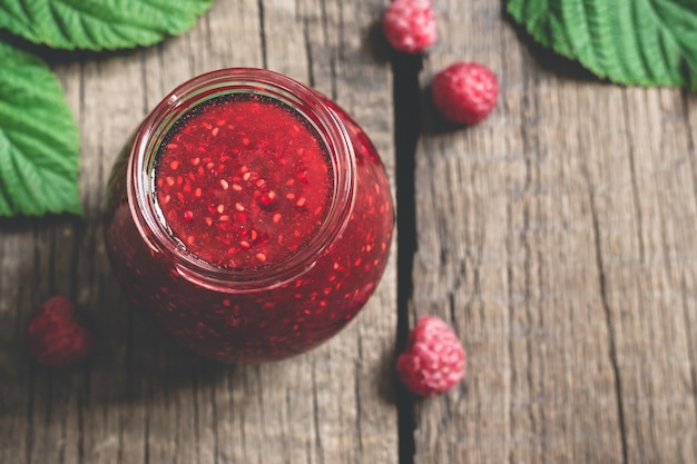 Vaso con marmellata di lamponi fatta in casa