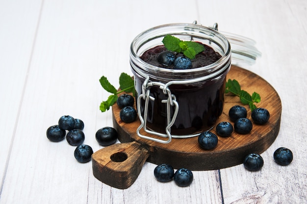 Vaso con marmellata di mirtilli