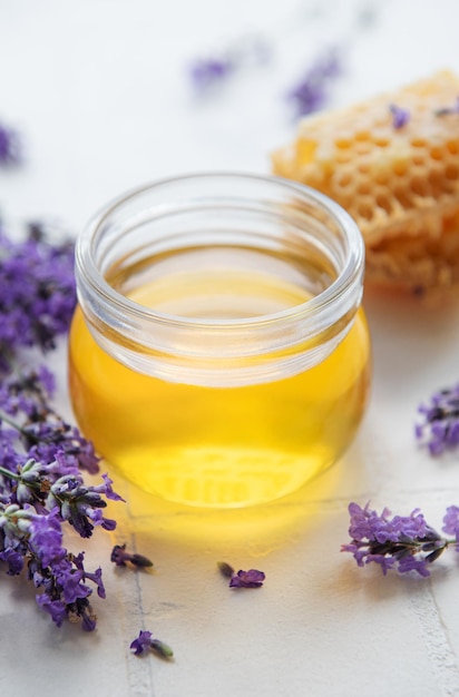 Vaso con miele e fiori di lavanda freschi