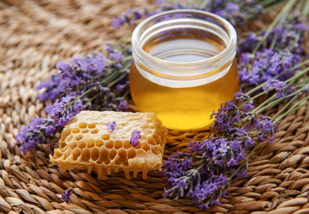 Vaso con miele e fiori di lavanda freschi