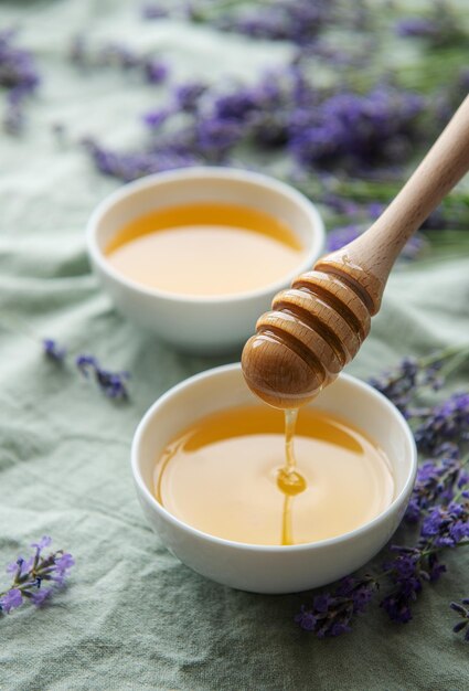 Vaso con miele e fiori di lavanda freschi