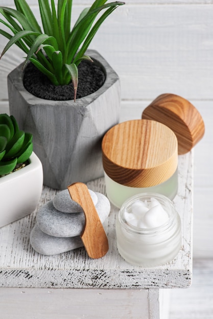 Vaso cosmetico con crema, crema idratante per il corpo o maschera sul tavolo di legno. Spa biologica naturale con packaging ecologico