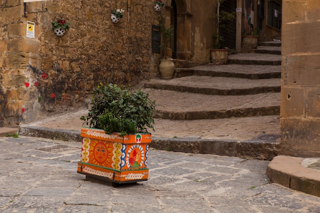 Vaso decorato nel vicolo di Piazza Armerina