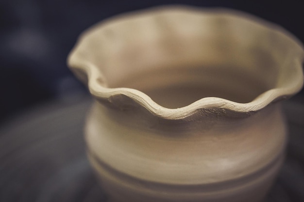 Vaso di argilla grezza, primo piano del bordo superiore dell'onda del vaso