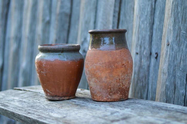 Vaso di argilla vuoto su un tavolo di legno in giardino