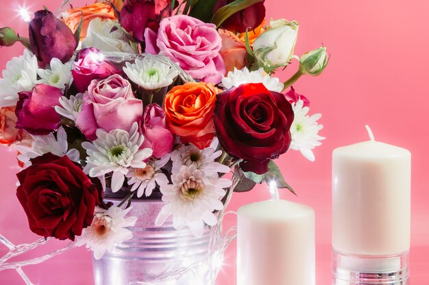 Vaso di bouquet Rose nel secchio e candelabro bianco nel concetto di San Valentino.