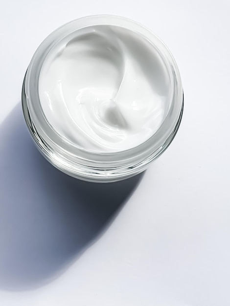 Vaso di crema idratante per il viso come campione di prodotto su sfondo bianco scienza cosmetica di bellezza e cura della pelle