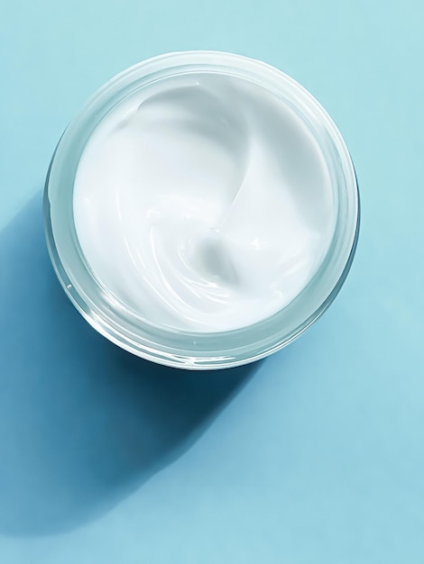 Vaso di crema idratante per il viso come campione di prodotto su sfondo di menta bellezza e scienza cosmetica per la cura della pelle