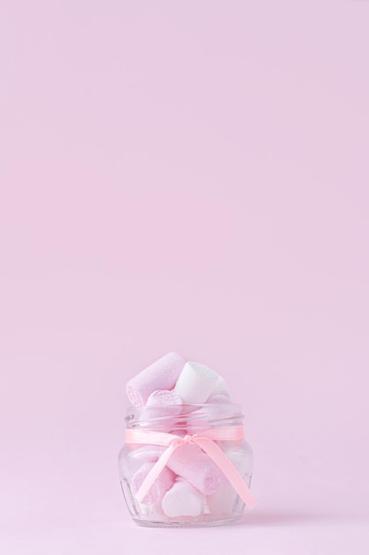 Vaso di deliziosi marshmallow rosa su sfondo rosa Un regalo di saluto per le vacanze di San Valentino