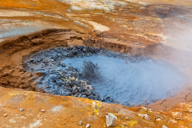 Vaso di fango caldo nell'area geotermica Hverir, Islanda