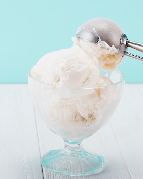 Vaso di gelato alla vaniglia con cucchiaio di metallo