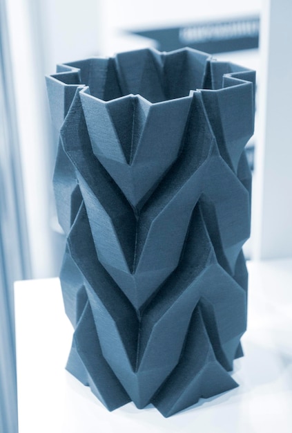 Vaso di oggetti d'arte stampato su un modello di stampante d creato da una stampante d di plastica blu fusa