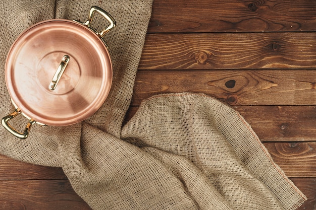 Vaso di rame sul tavolo di legno scuro