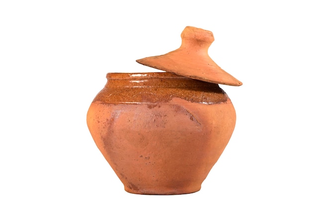 Vaso di terracotta isolato su uno sfondo bianco Primo piano