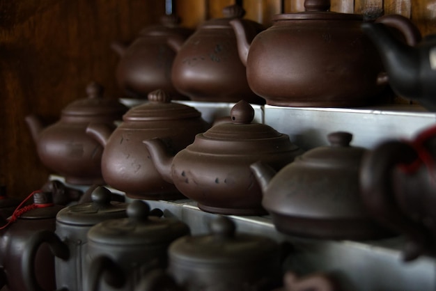 Vaso di terracotta marrone posto su una mensola