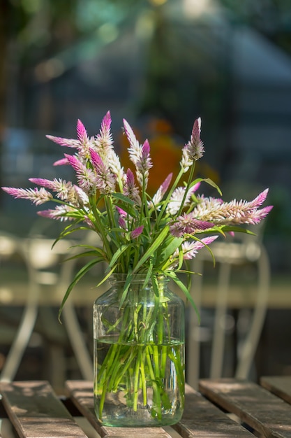 Vaso di vari tipi di fiori in stile vintage Vivere all&#39;aperto