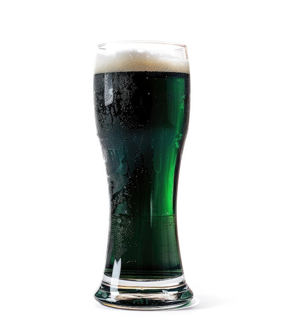 Vaso di vetro con birra verde isolata su sfondo bianco